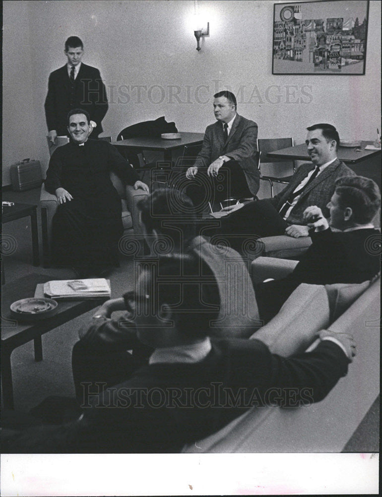 1968 Press Photo Rev. Donald Pock and Dean Joseph McFadden at meeting - Historic Images