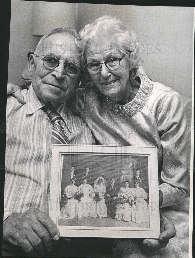 1972 Press Photo Joachim Pociask and his wife Helen holds their wedding picture - Historic Images