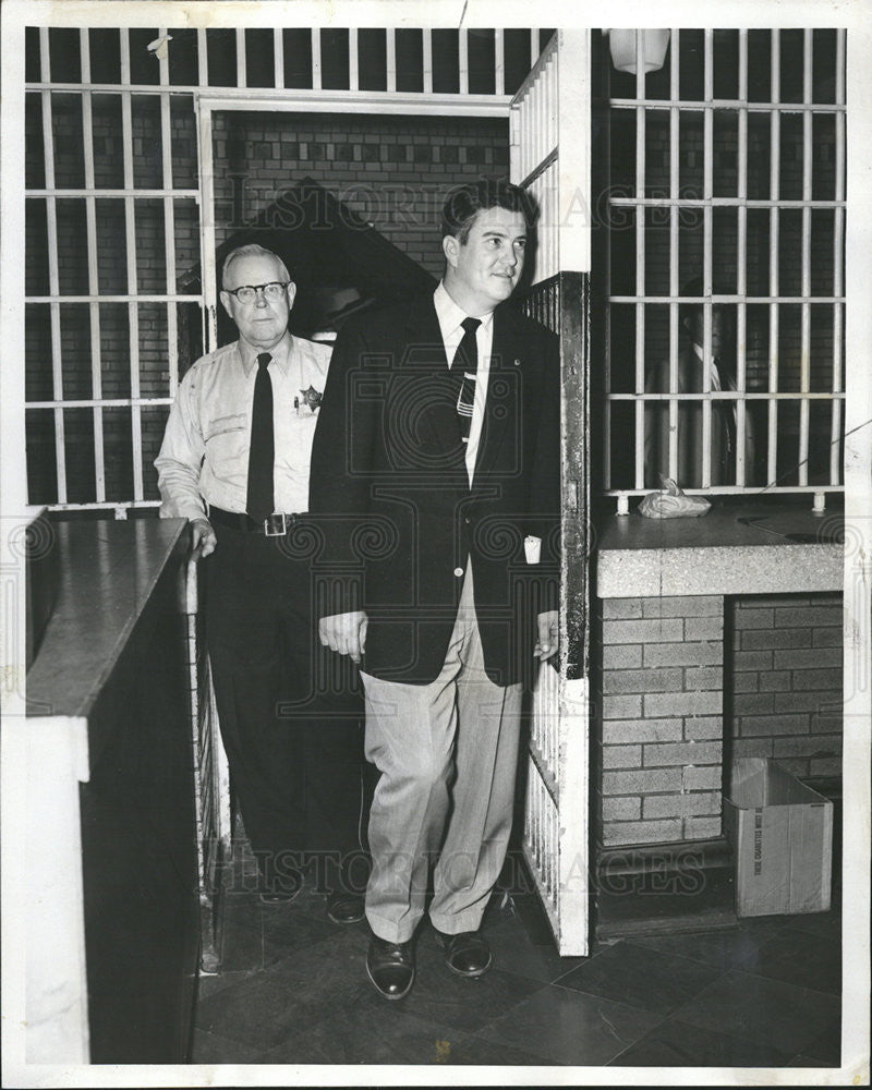 1956 Press Photo Herbert Polchow Chicago Ridge Mayor Otto Borck Cook County Jail - Historic Images