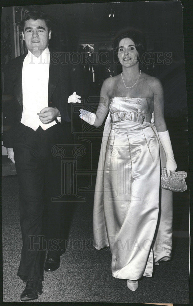 1963 Press Photo Mr. and Mrs. Phillip R Dunne At Society B &amp; B Ball Drake Hotel - Historic Images