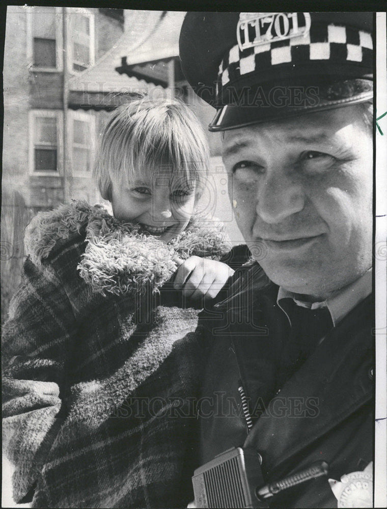 1977 Press Photo Officer Thomas Lepore Missing Child Patricia Ann Dunne - Historic Images