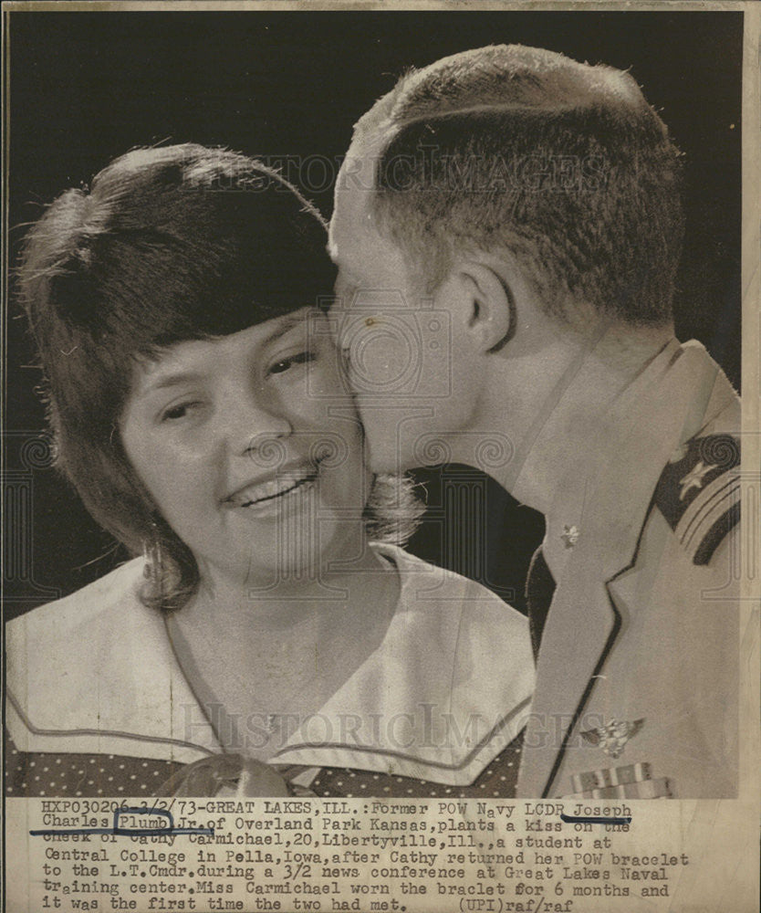 1973 Press Photo POW Navy LCDR Joseph Plumb Jr. Kiss Student for POW Bracelet - Historic Images