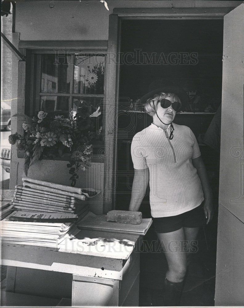1971 Press Photo Newstand Owner Doris Pluda - Historic Images