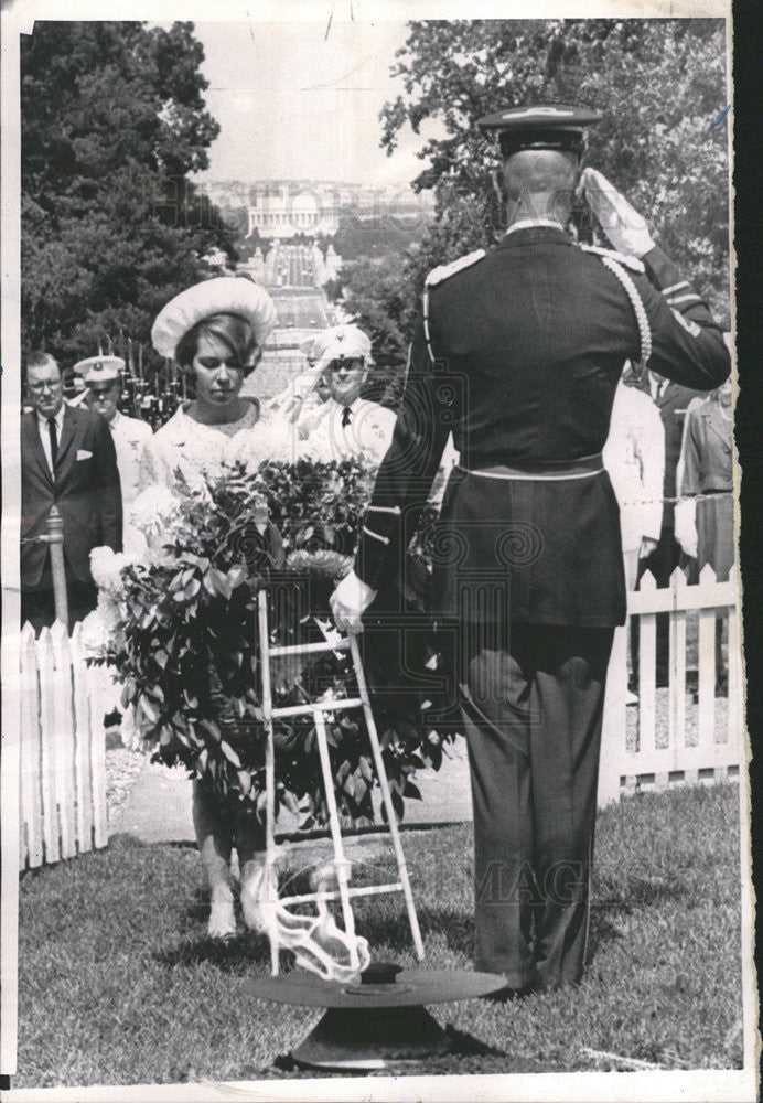 1965 Press Photo Princess Christina of Sweden Visits Pres. John.F.Kennedy Grave - Historic Images