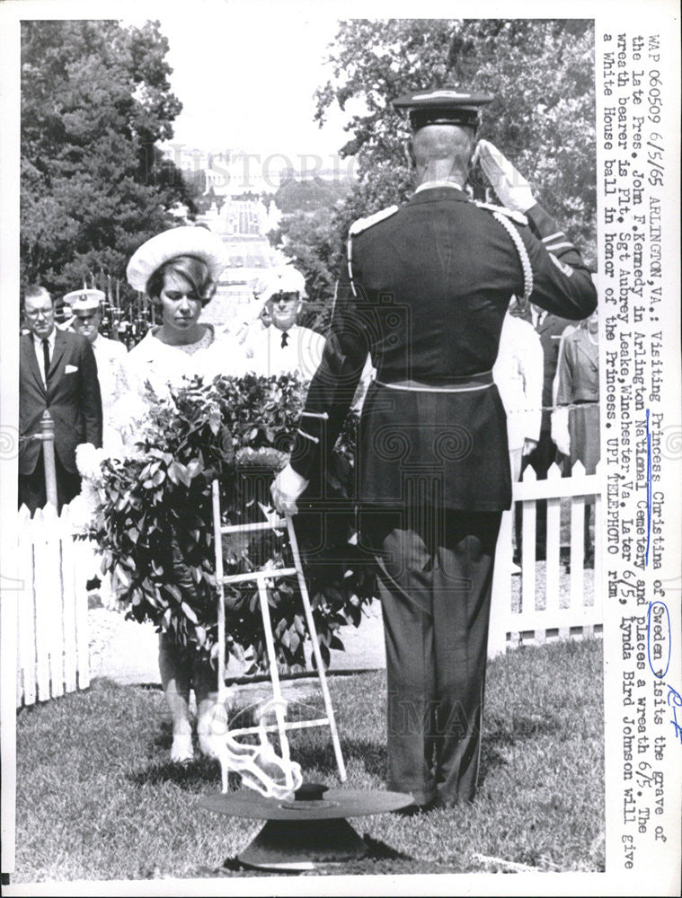 1965 Press Photo Princess Christina of Sweden visits the grave of Pres.Kennedy - Historic Images