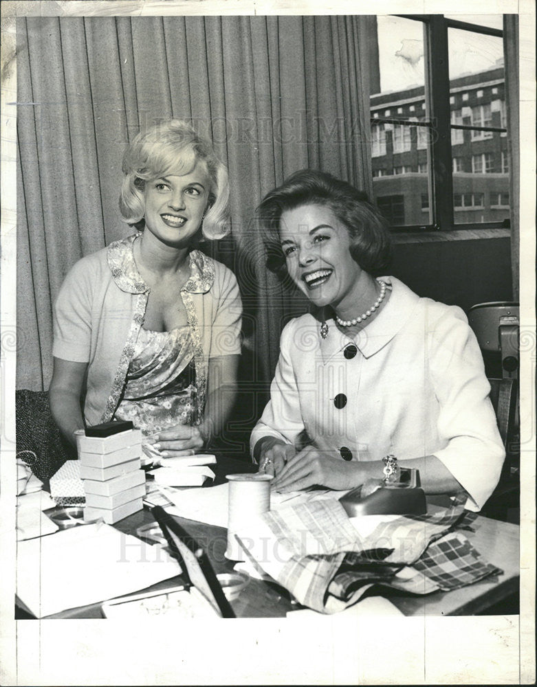 1963 Press Photo Mrs Comer Plummer and Mrs Brand Victor - Historic Images