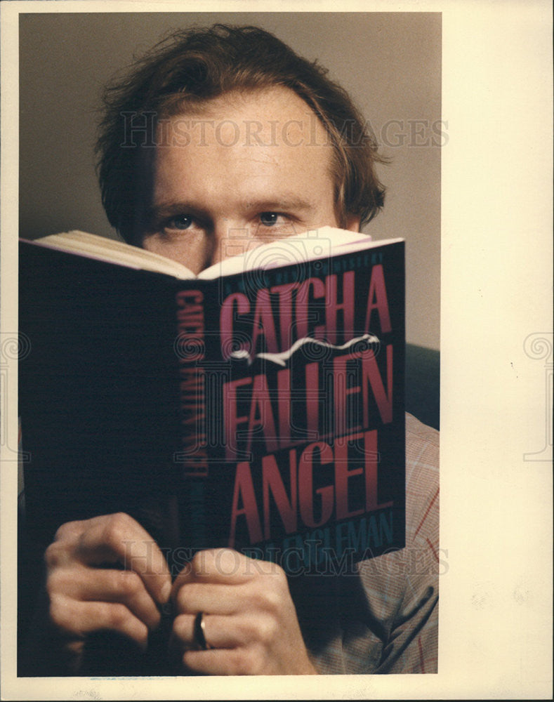 1987 Press Photo Paul Engkeman mystery writer reading a book - Historic Images