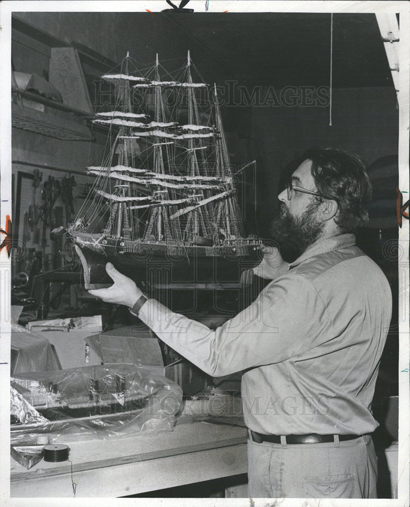 1977 Press Photo Dan Darcy,model ship builder - Historic Images