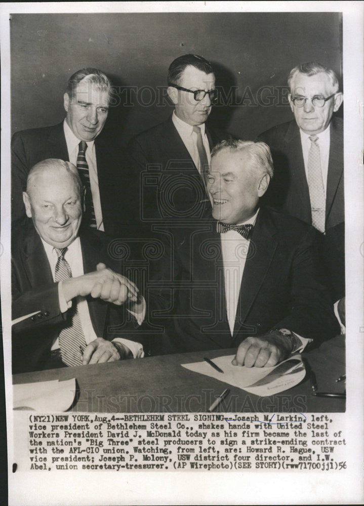 1956 Press Photo &quot;Big Three&quot; Steel Producers Sign Contract - Historic Images