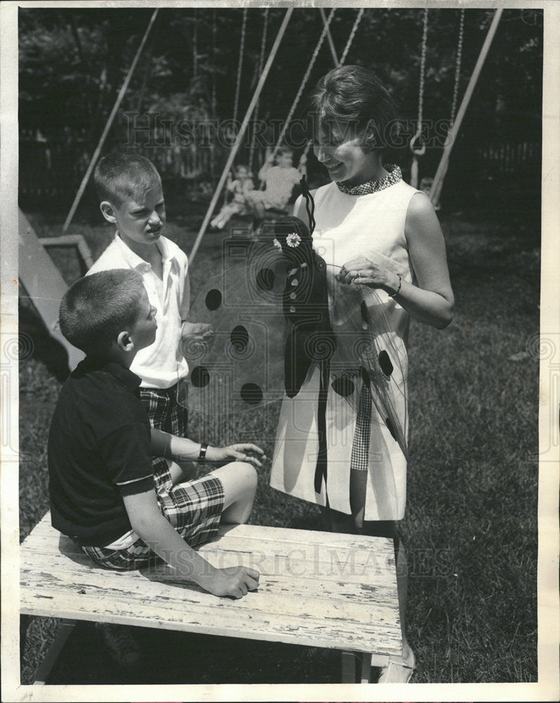 1965 Press Photo Christopher &amp; Richard Larkin With Mother &amp; Bug At Park Ramble - Historic Images