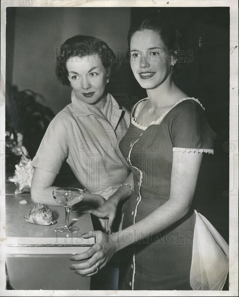 1955 Press Photo Mrs. Edward W. Vought &amp; Mrs. Richard W. Larkin At Drake Hotel - Historic Images