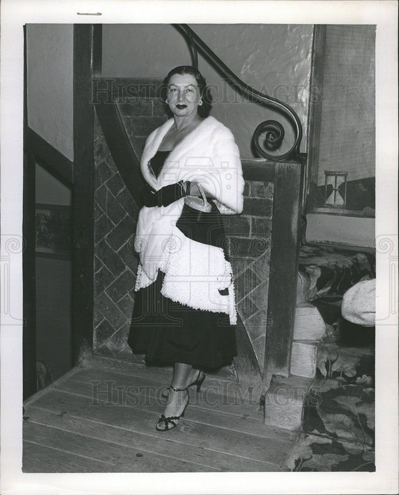 1954 Press Photo socialite Mrs. Judson Large modeling in Key Club Fashion Show - Historic Images