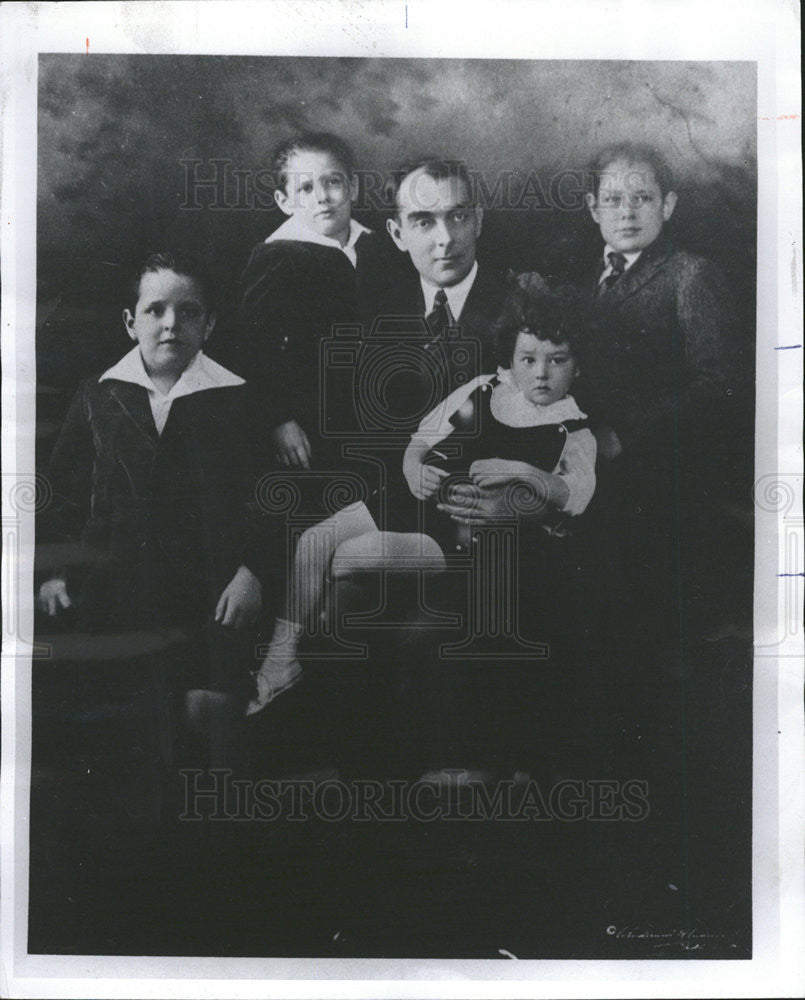 1976 Press Photo Ring Lardner, Sports Columnist &amp; Short Story Writer, &amp; Family - Historic Images