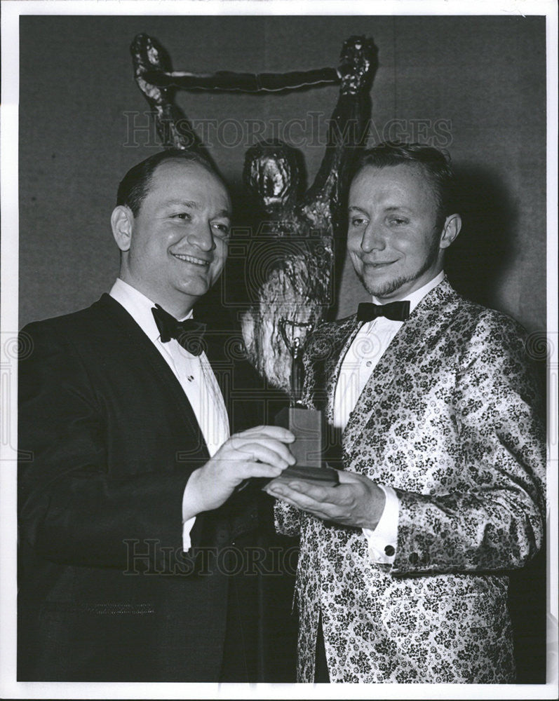 Press Photo Charles Largent Presents Heinzie Award to Attn. Reginald Holzer - Historic Images