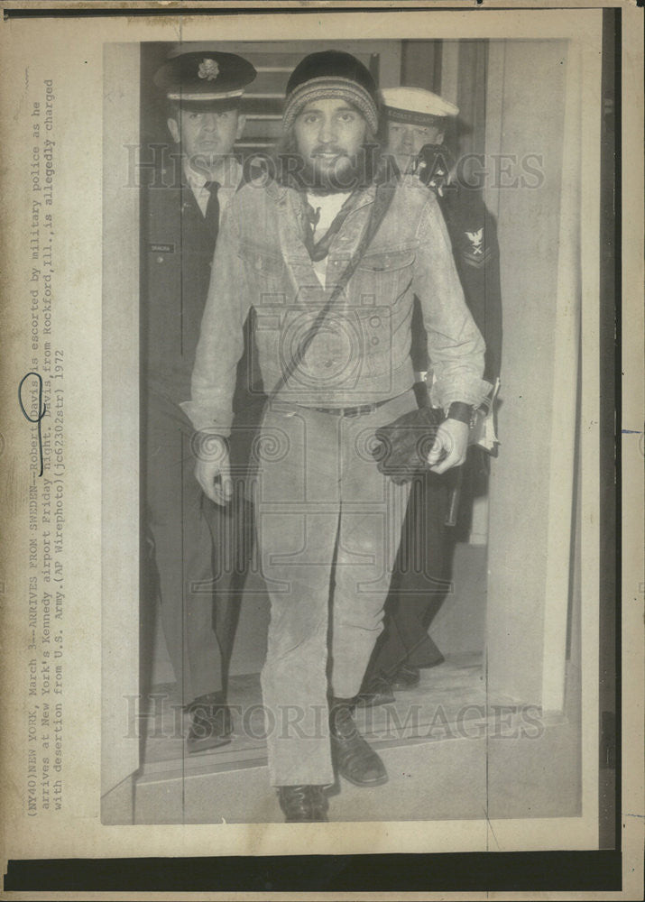 1972 Press Photo Military Police Escort Robert Davis, New York&#39;s Kennedy Airport - Historic Images