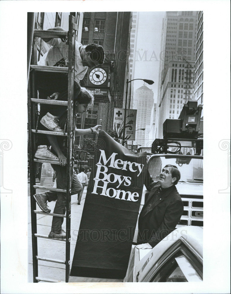 1987 Press Photo Rev. Close, Mercy Boys Home super.with residents - Historic Images