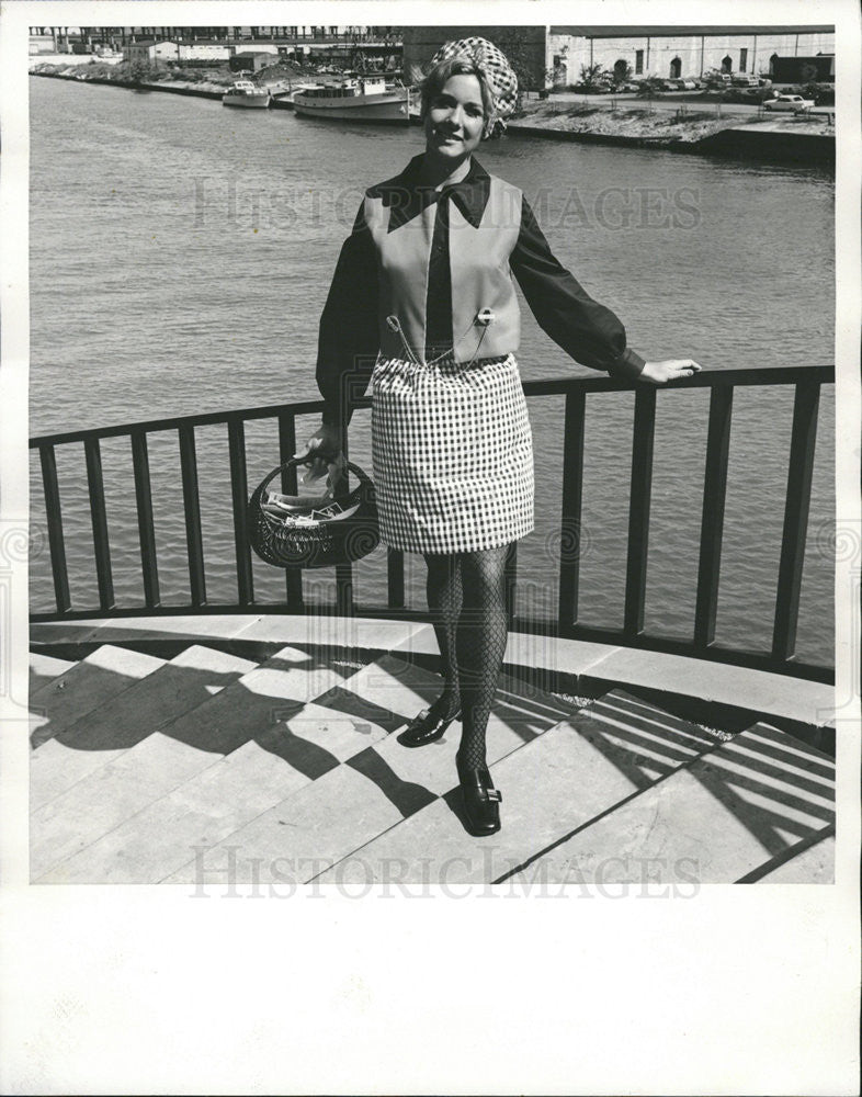 1968 Press Photo Merrillee Clark in a Youth For Clark outfit. (William G. Clark) - Historic Images