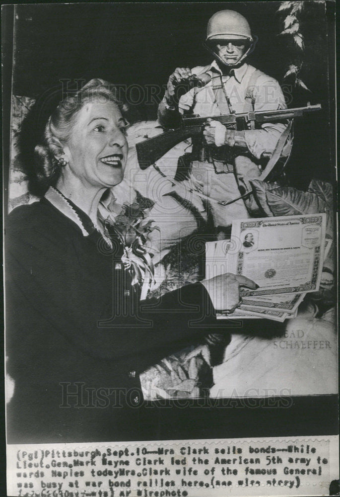 1943 Press Photo Mrs. Clark, wife of Gen. Mark Clark, selling war bonds - Historic Images