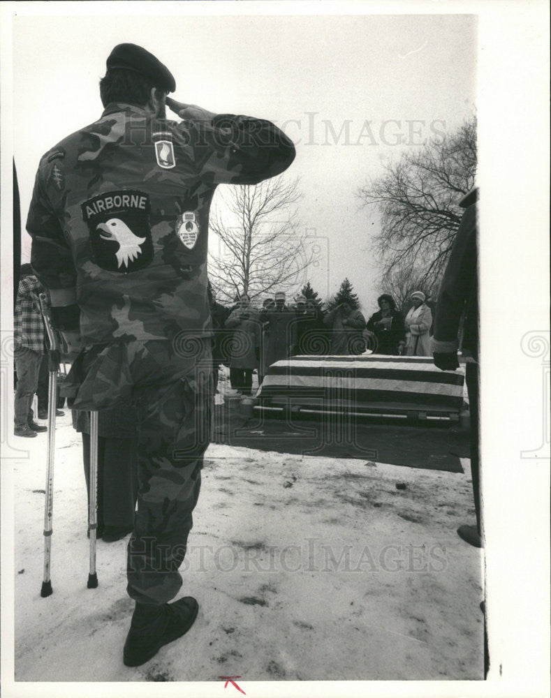 1988 Press Photo Vietnam Veteran Salute James Clark Frozen - Historic Images