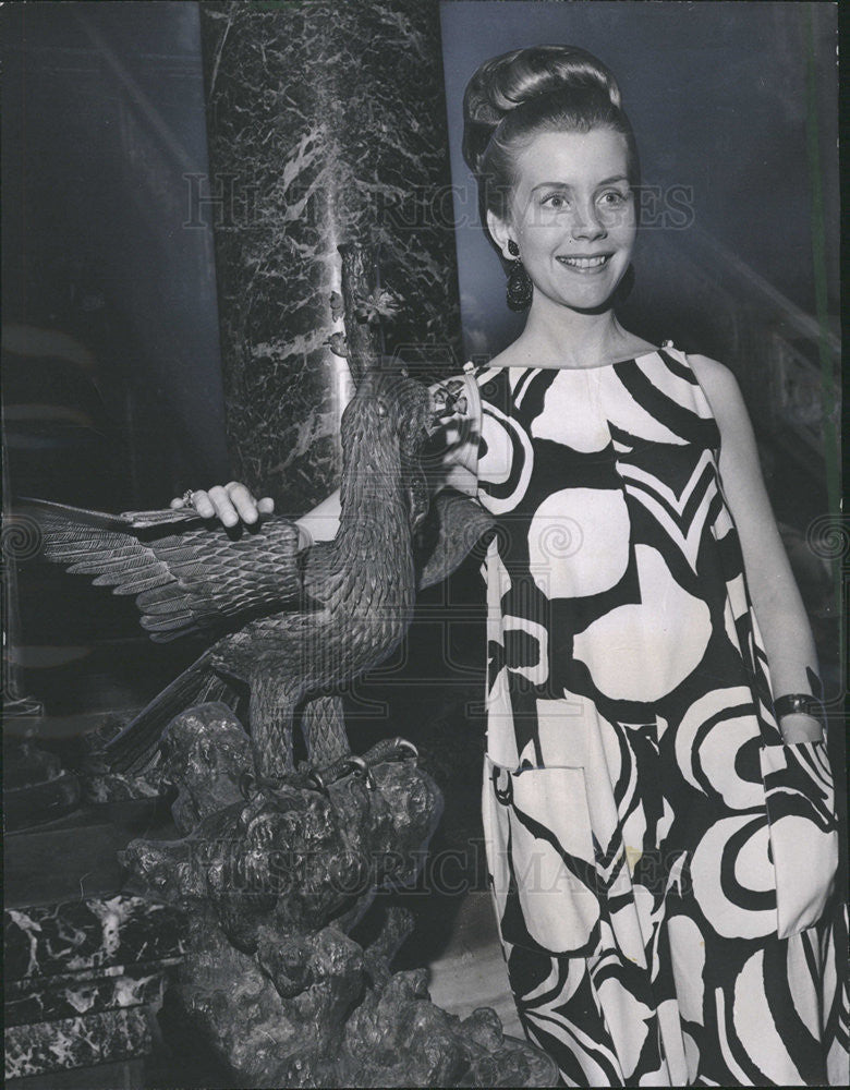 1967 Press Photo Mrs. Dold with a bronze eagle in NU benefit show - Historic Images