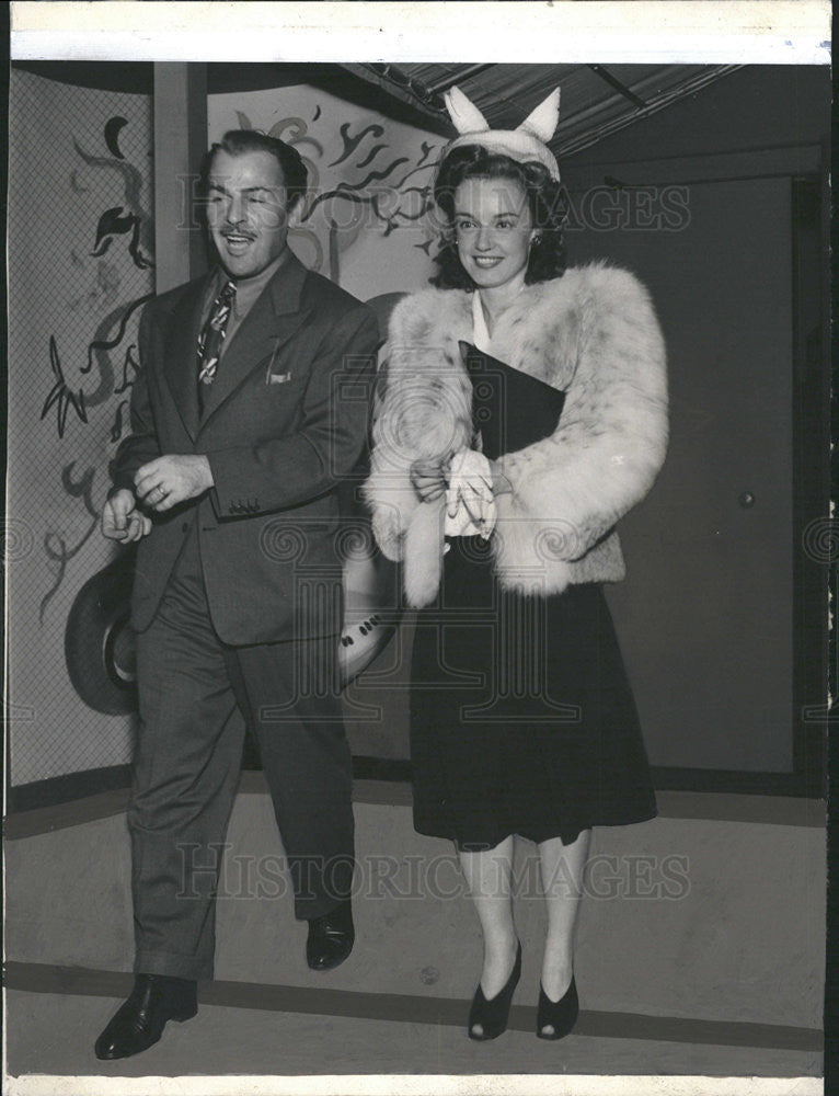 1941 Press Photo Mr. and Mrs. Brian Don Levy as they come out of Mocambo&#39;s - Historic Images