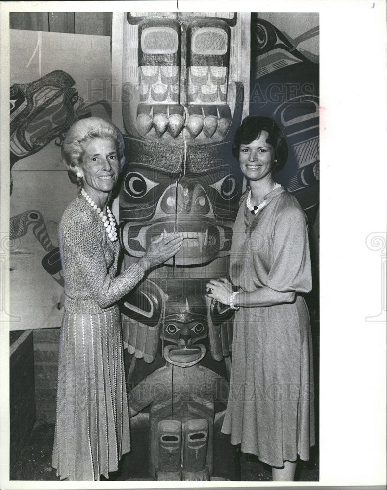 1982 Press Photo Mrs John Runnells and Mrs Thomas E Donnelly - Historic Images