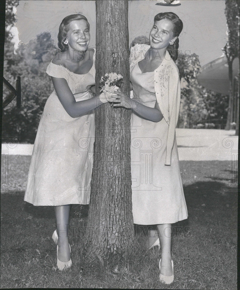 1954 Press Photo Carol Coffey twin sister Cynthia models clothing Carson Pirie - Historic Images