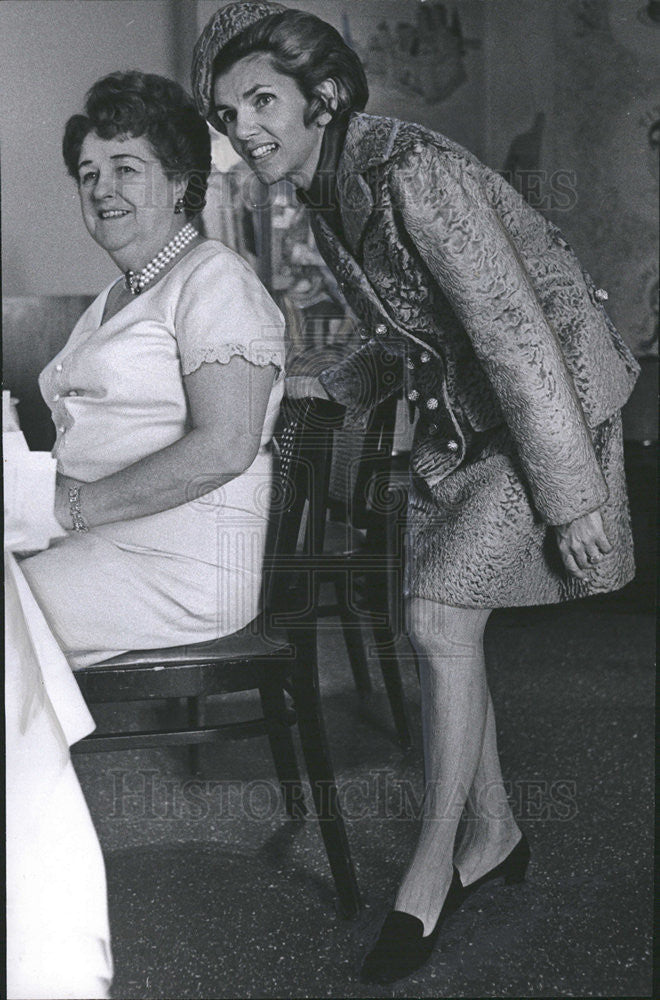 1968 Press Photo Mrs Donnellan and Mrs John F Cuneo - Historic Images