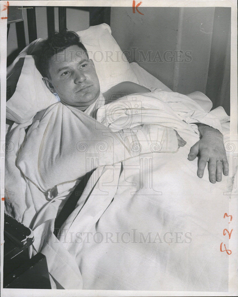 1958 Press Photo Fire Capt. Robert Donahne cut hand - Historic Images