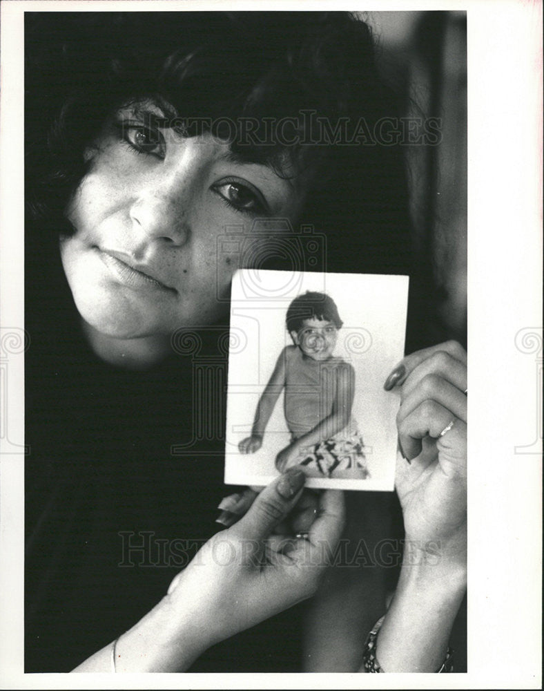 1988 Press Photo Maria D&#39;Attomo with Picture of Her Son Nicky - Historic Images