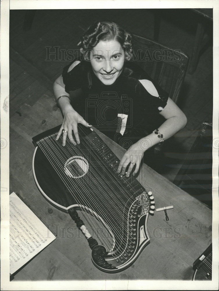 1937 Press Photo Mimy Huf of Rochester NY plays the Zithe - Historic Images