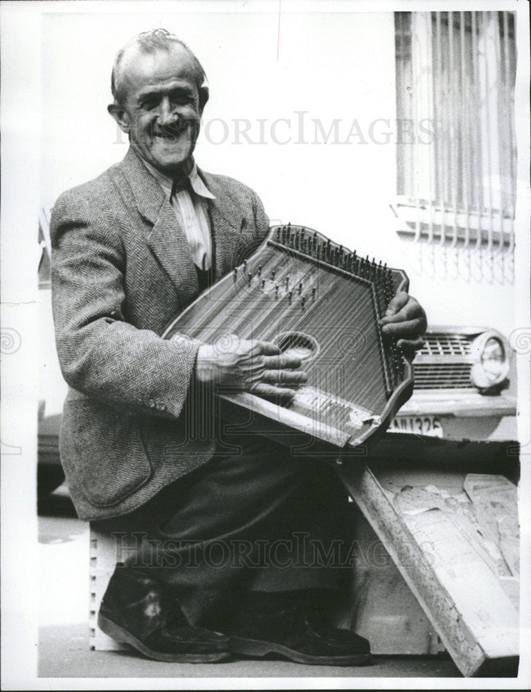 1965 Press Photo zither musician Steppan Karl in Frankfurt, Germany - Historic Images