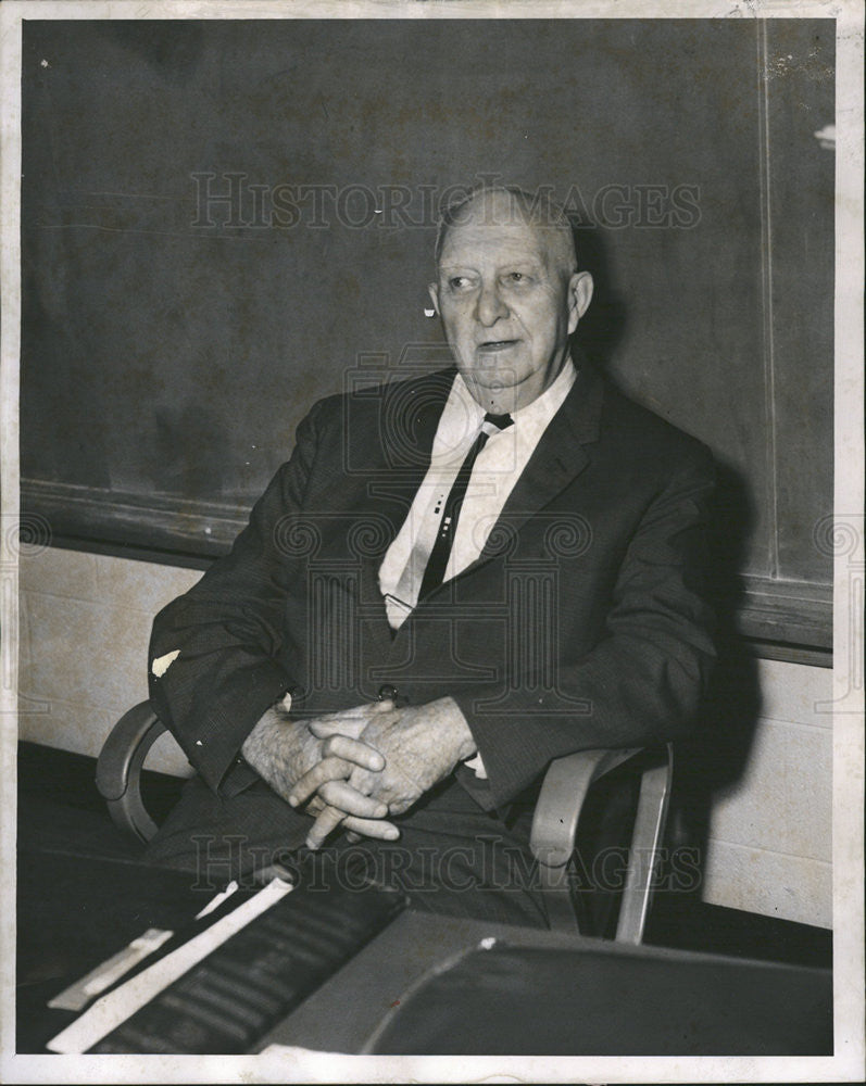 1962 Press Photo Clarence Day Principal at a County School - Historic Images