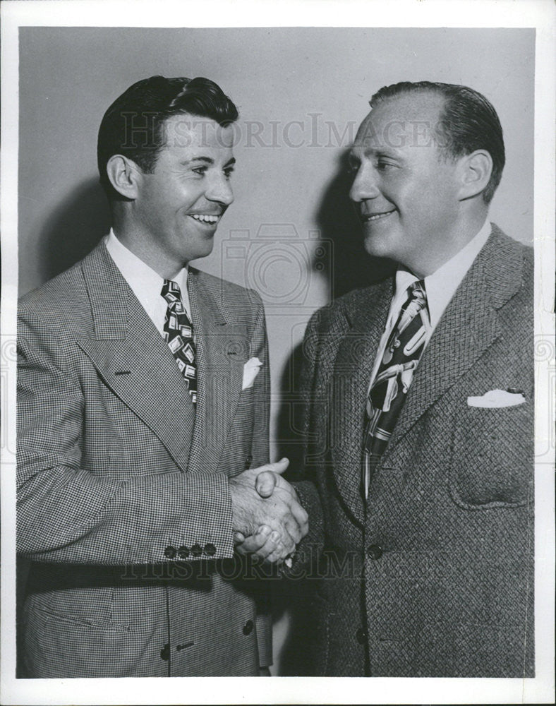 Press Photo Two Men In Suits Shake Hands - Historic Images