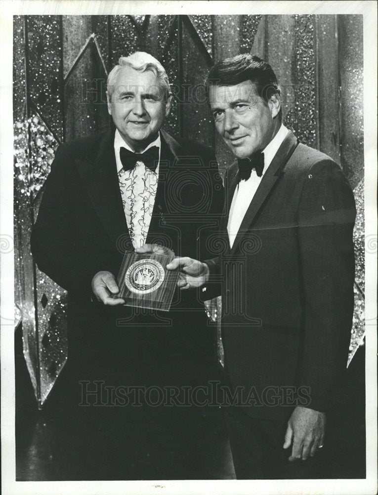 1972 Press Photo Efrem Zimbalist Jr. and L.A. Police Chief Edward Davis - Historic Images