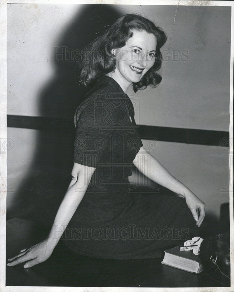 1955 Press Photo Lenena Davis  lost another battle with the Sanitary District. - Historic Images