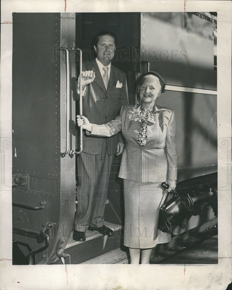 1952 Press Photo Dr. and Mrs. Loyal Davis as they board Century en route to NY - Historic Images