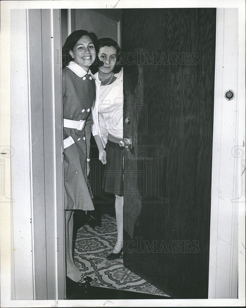 1968 Press Photo Mrs. Muller Davis and Mrs. William Bacon Jr., greets guest - Historic Images