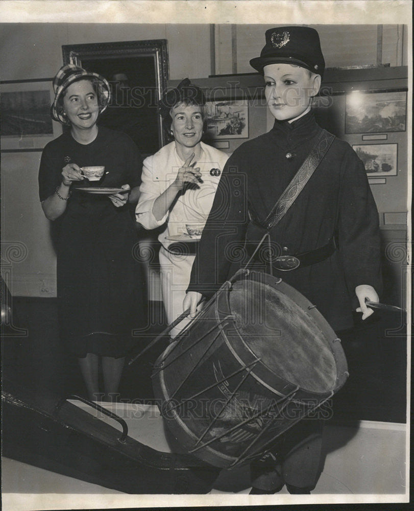 1963 Press Photo Mrs John Churchill and Mrs James T Evans &amp; drummer boy - Historic Images