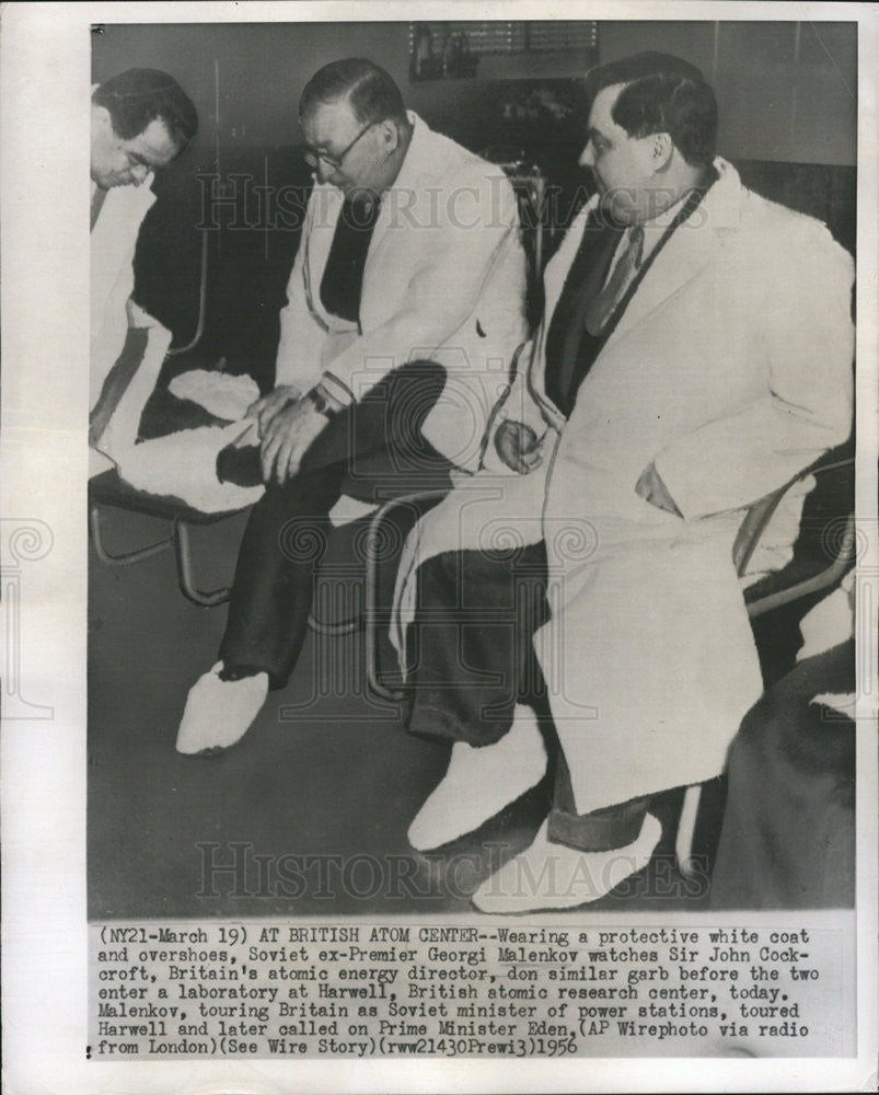 1956 Press Photo Soviet Georgi Malenkov &amp; John Cockcroft, Atomic Energy Director - Historic Images