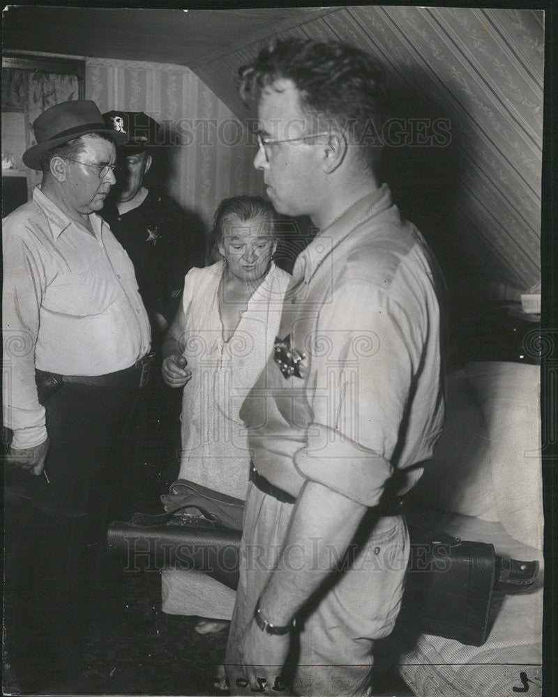 1948 Press Photo Lt J.E Clegg, Howard Heinen,arresting Jerry Malek - Historic Images