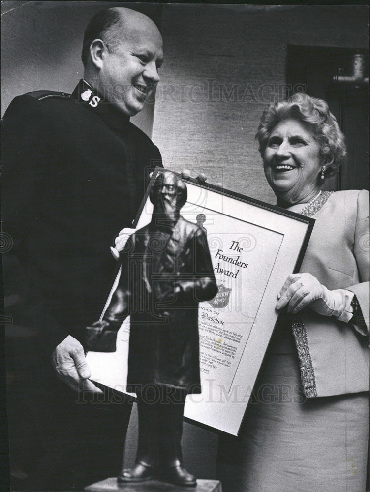 1968 Press Photo Lt Col Gordon Foubister Presents Founder&#39;s Award to Mrs.Paschen - Historic Images