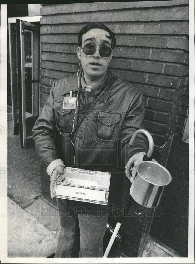 1977 Press Photo Street peddler Mike Perry - Historic Images