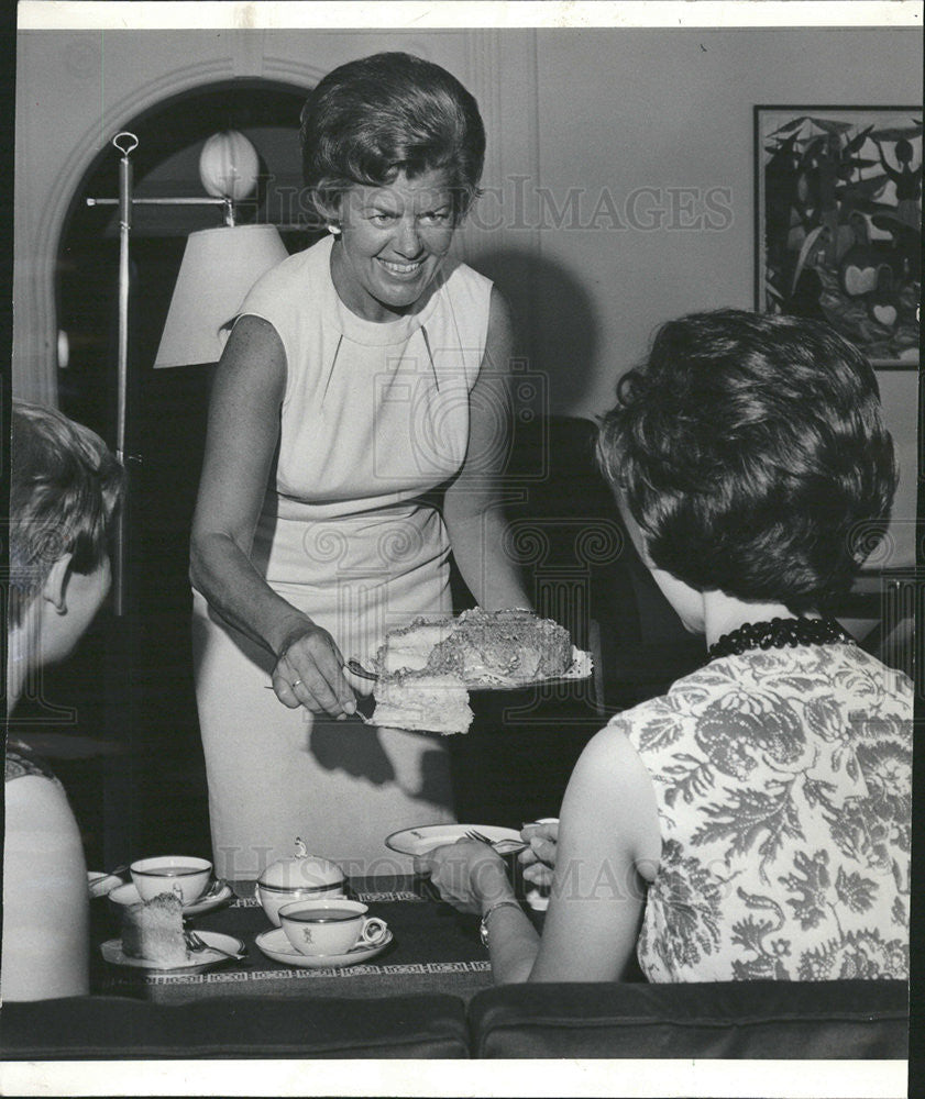 1966 Press Photo Mrs Lorenz Peterson with editor Camille Jilke - Historic Images