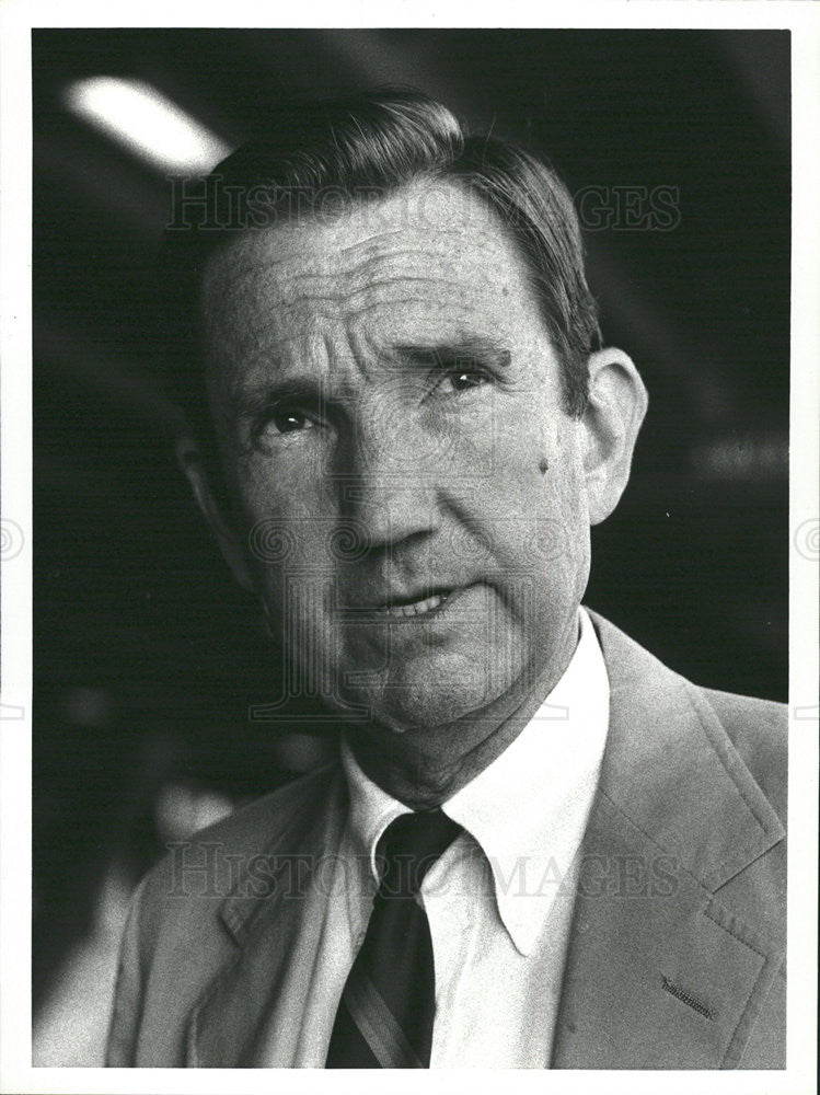 1980 Press Photo Ramsey Clark arrives at O&#39;Hare Airport`` - Historic Images