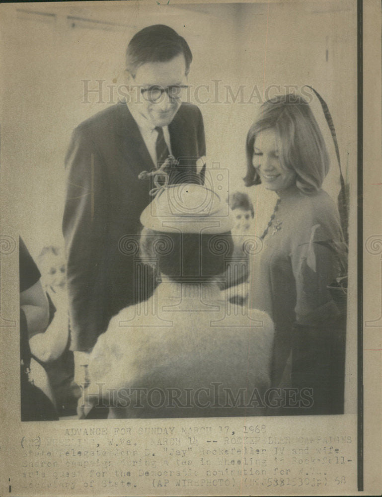 1968 Press Photo John Rockefeller IV campaigning for election with his wife. - Historic Images