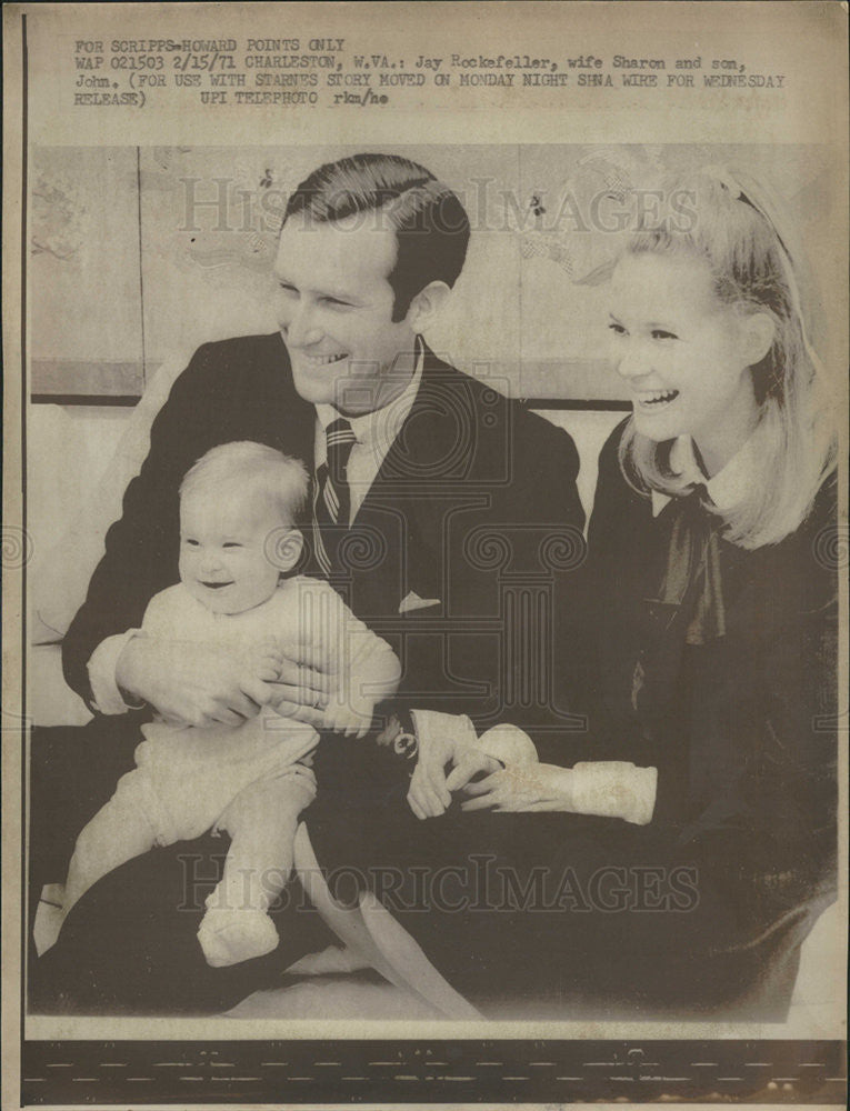 1971 Press Photo Jay Rockerfeller and wife Sharon with son John - Historic Images