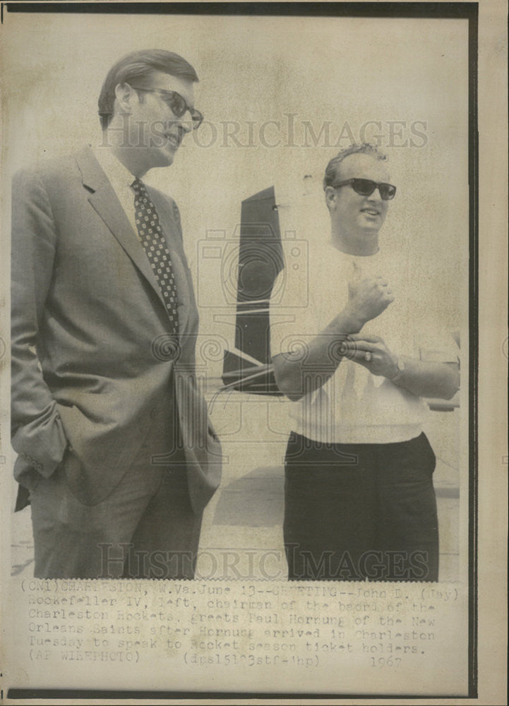 1967 Press Photo John D. Rockerfellerand Paul Hornung - Historic Images