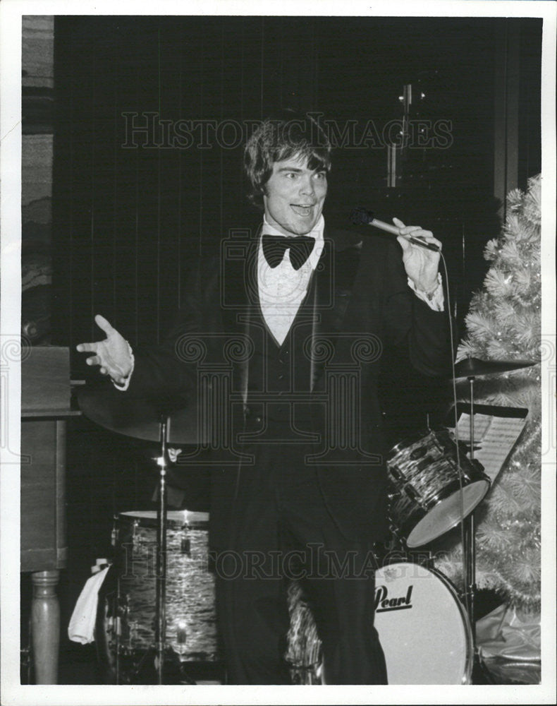 1975 Press Photo Tom Christi performs at the main lobby of the Hyatt Regency Chi - Historic Images