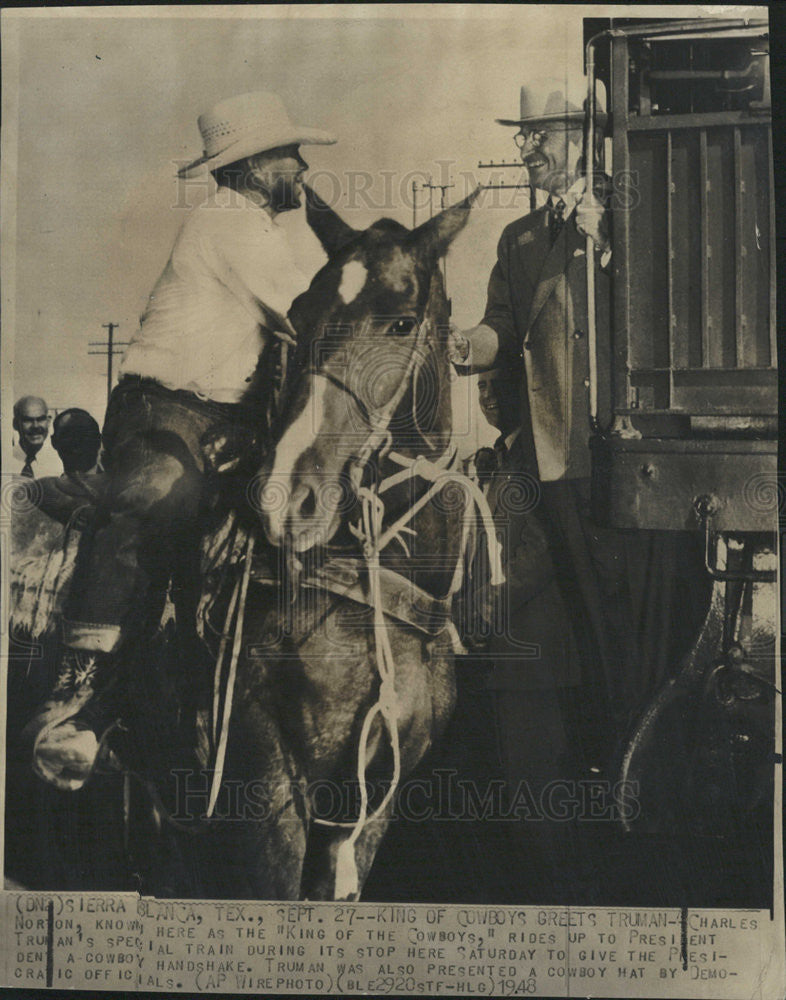 1948 Press Photo Charles Norton &quot;King of the Cowboys&quot; rides up to presTruman - Historic Images